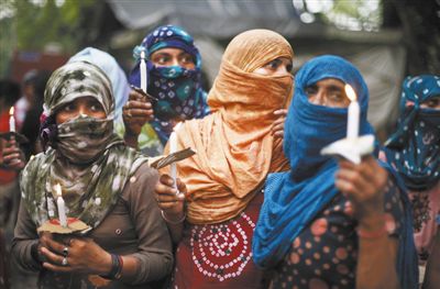 印度民眾舉行紀(jì)念儀式，悼念在強(qiáng)奸案中遇害的兩名少女。