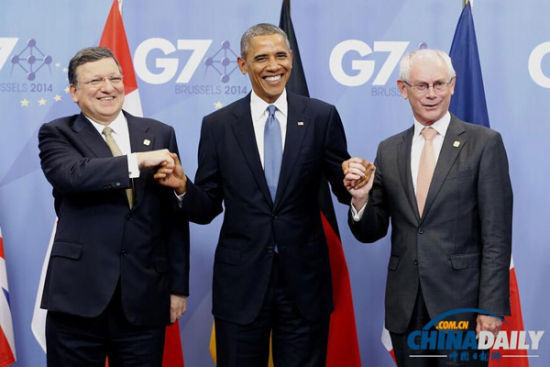 資料圖：6月4日，歐洲理事會(huì)主席范龍佩（右）和歐盟委員會(huì)主席巴羅佐（左）在會(huì)場(chǎng)門(mén)口歡迎前來(lái)與會(huì)的美國(guó)總統(tǒng)奧巴馬。由歐盟主持的七國(guó)集團(tuán)領(lǐng)導(dǎo)人會(huì)晤4日晚間在布魯塞爾開(kāi)幕，烏克蘭問(wèn)題成為本次峰會(huì)核心議題。（新華社發(fā) 歐盟理事會(huì)供圖）