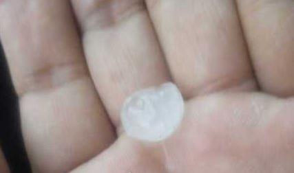 鄭州多個(gè)地區(qū)下起了冰雹