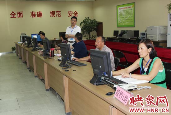 今年我省高招錄取工作正在平穩(wěn)正常開展，圖為投檔組工作人員。