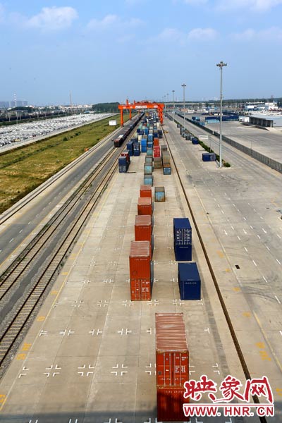 深處中原腹地的鄭州卻提出了一個響亮的口號，要打造成為中西部地區(qū)對外貿(mào)易的“無水港”。