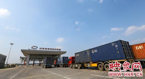 一頭連著生產(chǎn)，一頭牽著消費，現(xiàn)代物流業(yè)成為經(jīng)濟運行的血脈。