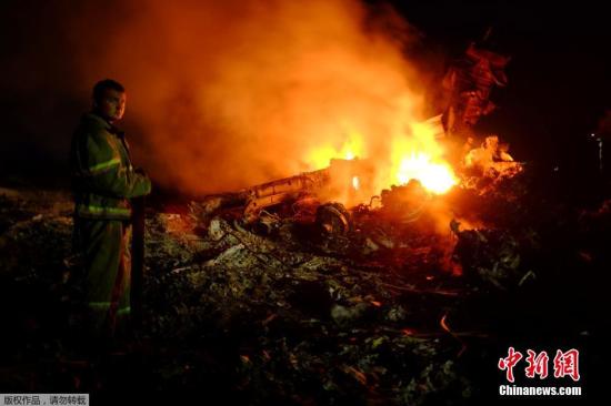 圖為馬航波音777客機(jī)在頓涅茨克地區(qū)墜毀的現(xiàn)場。