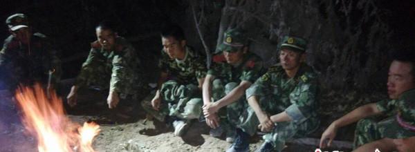 8月5日晚，受困官兵等待天亮以后的救援。