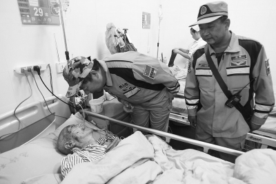 緊張的救援間隙，中國緊急救援河南基地的隊員還探望了被救的84歲老人。