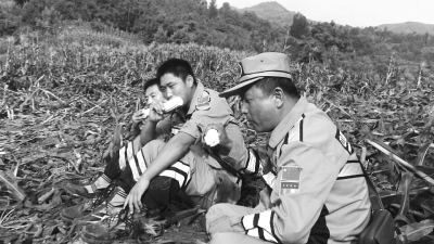 饑餓難忍，中國緊急救援河南基地的救援隊員在已毀的玉米地里撿拾生玉米吃。