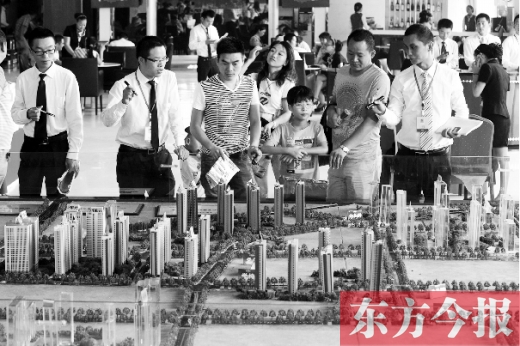 昨天上午，在鄭州市區(qū)一售樓部內(nèi)，看房的顧客比平時多了不少