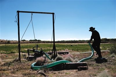 　布日古德起動水泵，等了幾分鐘才有水上來，沒抽一會兒就沒水了，等一陣子才能繼續(xù)抽。