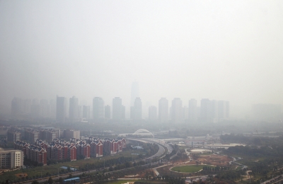 玉米秸稈煙淹了“大玉米”10月7日，霧霾籠罩下的鄭東新區(qū)CBD。