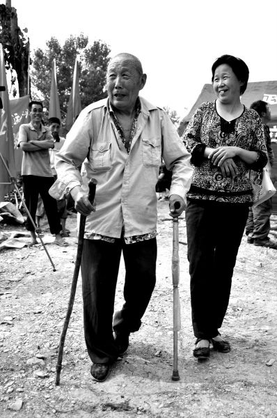 2011年6月26日，何兆勝在三女兒的陪伴下漫步在搬遷現(xiàn)場。