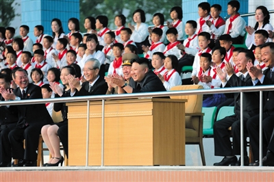 5月2日，金正恩與金與正（前排左二）一起觀看比賽。