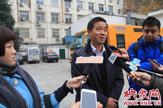 鄭州城市管理局行政執(zhí)法監(jiān)察支隊(duì)二大隊(duì)副大隊(duì)長杜陸水就“河南省人民會堂違法戶外廣告”一事，接受媒體采訪