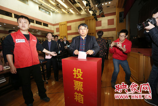 省委宣傳部副部長、省新聞出版廣電局局長朱夏炎現(xiàn)場投票