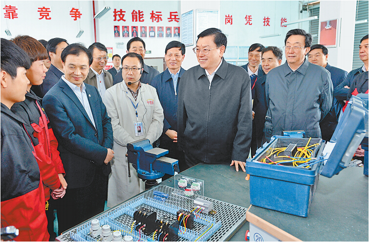 4月14日上午，中共中央政治局常委、全國人大常委會委員長張德江在許昌技術經濟學校與血神們親切交談。