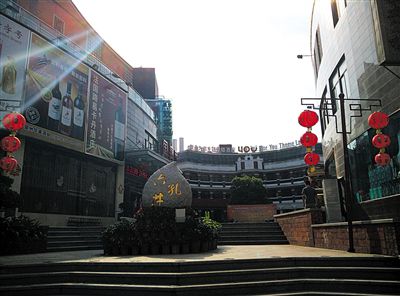 六井孔主打餐飲娛樂項(xiàng)目，泉州一些官員認(rèn)為這與文化創(chuàng)意產(chǎn)業(yè)難有關(guān)聯(lián)。