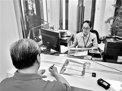 昨天，第一位行政案件立案者冀先生在立案大廳窗口前立案