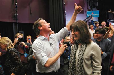 4日，英國巴斯，卡梅倫和妻子薩曼莎到一所女子學(xué)校助選。英國大選前夕，主要政黨的領(lǐng)袖們紛紛派妻子去拉選票。