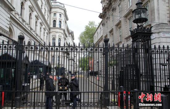 5月7日，英國舉行大選，英國首相府所在地唐寧街10號加強安保。民調(diào)顯示，英國兩大政黨保守黨和工黨的支持率不相上下，此次大選被稱為英國近40年來最難預(yù)測結(jié)果的一次大選。<a target='_blank' ><p  align=