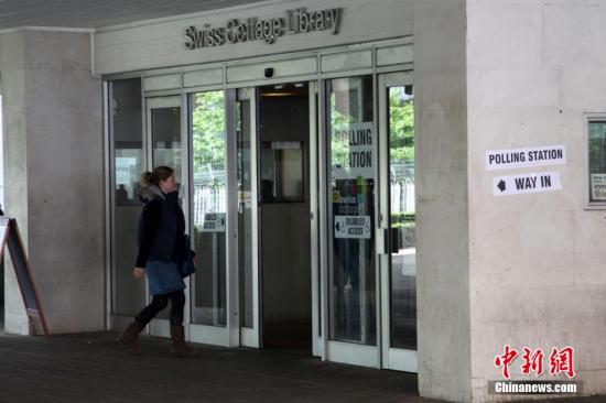 月7日，英國舉行大選，650個選區(qū)的選民前往投票站，選出代表各自選區(qū)的國會議員，贏得全國超過半數(shù)選區(qū)議席(即超過325個席位)的政黨，則獲得執(zhí)政權(quán)。圖為一名選民進(jìn)入投票站投票。<a target='_blank' ><p  align=