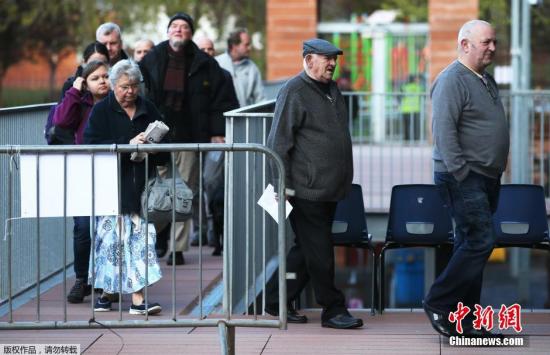 2015年英國大選投票已經(jīng)于當(dāng)?shù)貢r間5月7日早7點(北京時間7日下午14時)開始。選民將在首相卡梅倫領(lǐng)導(dǎo)的保守黨、米利班德領(lǐng)導(dǎo)的工黨及其他一些小黨中做出抉擇，投票結(jié)果將于8日出爐。