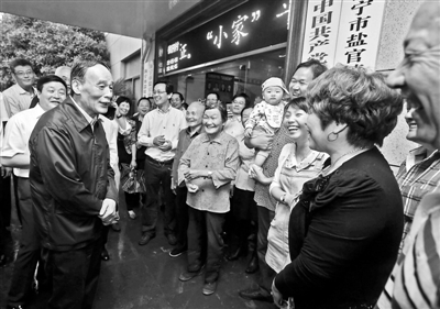 5月8日，王岐山與海寧市鹽官鎮(zhèn)桃園村黨委班子成員、老黨員和群眾親切交流供圖/新華社