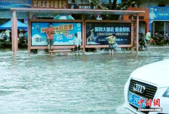 圖為暴雨持續(xù)兩小時(shí)，韶關(guān)市區(qū)又變“水城”。陳惠賢 攝