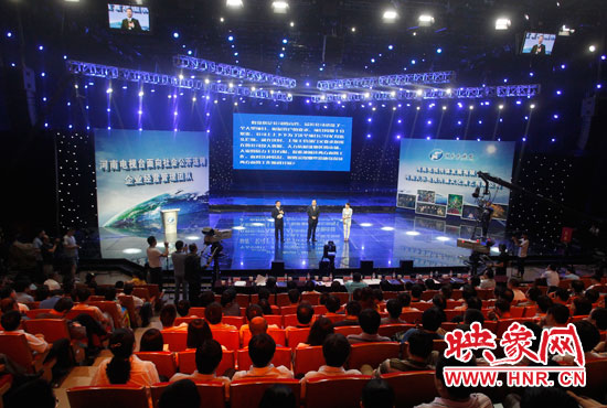 16日上午，河南電視臺1500平米演播廳內座無虛席。