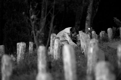 11月5日，祭奠者在騰沖遠(yuǎn)征軍國(guó)殤墓園獻(xiàn)花。京華時(shí)報(bào)記者 潘之望 攝