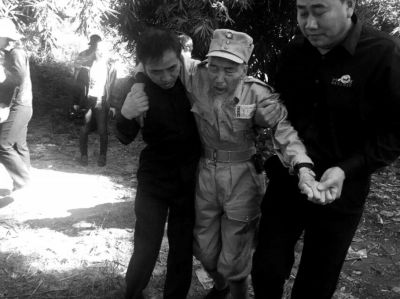 89歲老兵繆焜得知不能接到遺骸后嚎啕大哭。組織方供圖