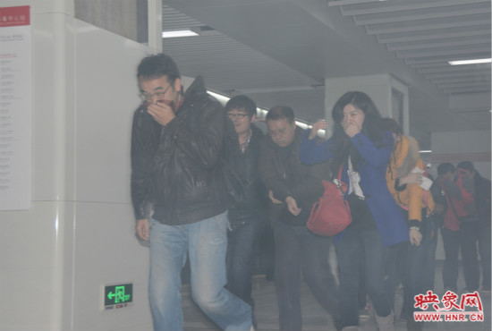 演習(xí)中，地鐵乘客從地鐵車廂中跑出。