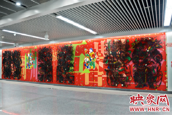 農(nóng)業(yè)南路地鐵站內(nèi)名為《五彩祈?！返奈幕瘔? width=