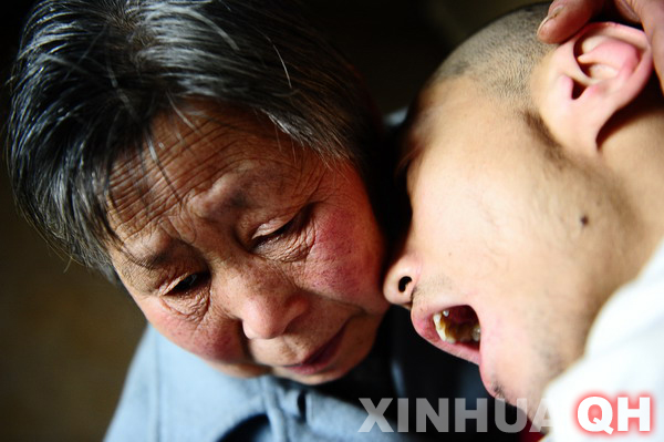 3月29日，母親邵秀景（左）同楊林在一起。