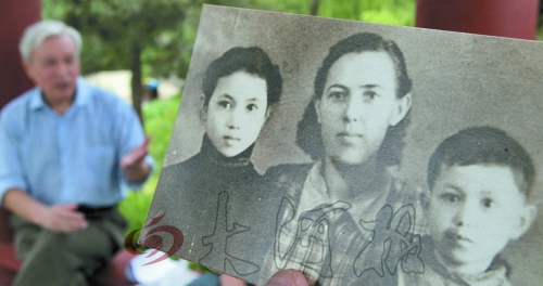 　前晚，花甲老人黎遠(yuǎn)康特意給遠(yuǎn)在哈薩克斯坦的老媽送上了母親節(jié)祝福