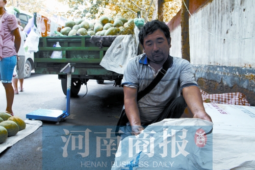 錢包就裝在這個(gè)編織袋里，枕在老陳頭下，沒想到還是被偷走了 實(shí)習(xí)生 唐韜/攝