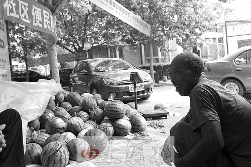 鄭州瓜農(nóng)“進(jìn)城賣瓜”遇尷尬 400多戶僅1戶“入圍” 鄭州瓜農(nóng)“進(jìn)城賣瓜”遇尷尬 400多戶僅1戶“入圍”