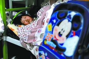 一名兒童昨晚在蘭考縣臨時(shí)救助站的房間入睡。新華社發(fā)