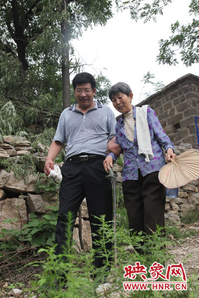 海付恒攙著患有腿部風(fēng)濕性關(guān)節(jié)炎的劉梅英下山 海付恒攙著患有腿部風(fēng)濕性關(guān)節(jié)炎的劉梅英下山