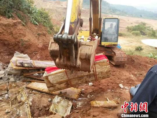 圖為“官墓”被移走?！?yán)初 攝