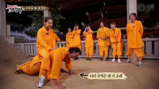 陸重烷接受懲罰做俯臥撐，女星具荷拉坐其背上。