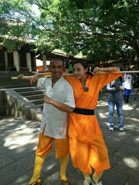 這些參加節(jié)目的女星當中既有歌手，又有演員，都是時尚年輕且受歡迎的女星。