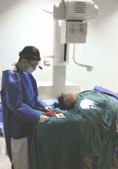 醫(yī)生在X射線下做手術(shù) 醫(yī)生在X射線下做手術(shù)