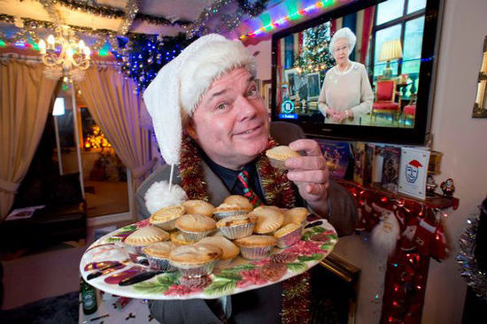 病態(tài)!英男子連續(xù)22年每日過圣誕耗資2千萬元