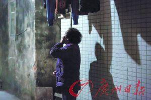 女姐在講述自己老伴幾年前在保姆的“照料”下去世的經(jīng)歷，神色悲傷。廣州日?qǐng)?bào)記者陳憂子