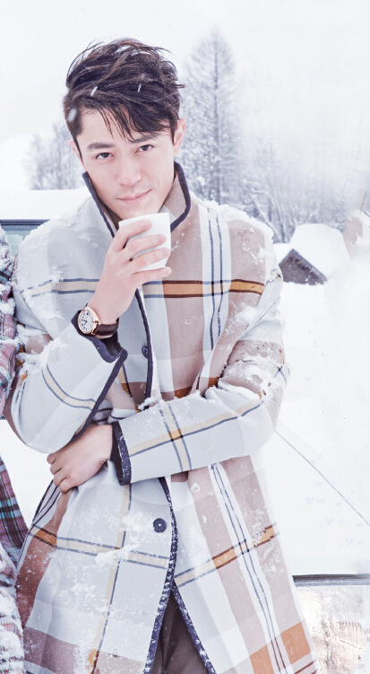 胡歌和霍建華為雜志拍攝了一組封面照，二人穿著同款風(fēng)衣，在白雪中端著咖啡，恩愛“虐狗”