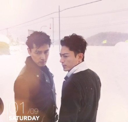 胡歌和霍建華為雜志拍攝了一組封面照，二人穿著同款風(fēng)衣，在白雪中端著咖啡，恩愛“虐狗”