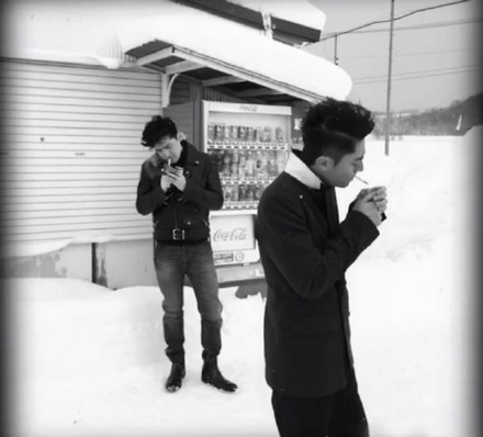 胡歌和霍建華為雜志拍攝了一組封面照，二人穿著同款風(fēng)衣，在白雪中端著咖啡，恩愛“虐狗”