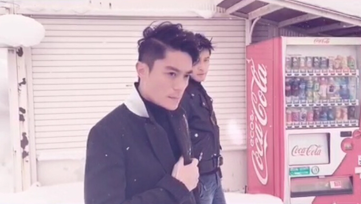 胡歌和霍建華為雜志拍攝了一組封面照，二人穿著同款風(fēng)衣，在白雪中端著咖啡，恩愛“虐狗”