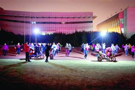 昨晚，松江體育場(chǎng)秩序井然，兩隊(duì)廣場(chǎng)舞被有序地分散在了不同區(qū)域。