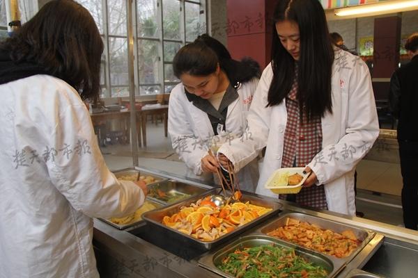 大學(xué)食堂現(xiàn)神級“黑暗料理”：橙子炒肉