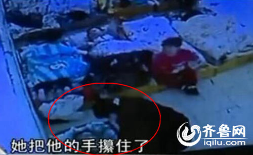 孩子午睡時(shí)候睜眼，老師攥住孩子的手，打臉。